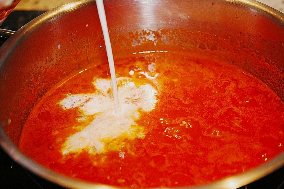 Nudeln in Tomaten - Sahne - Sauce