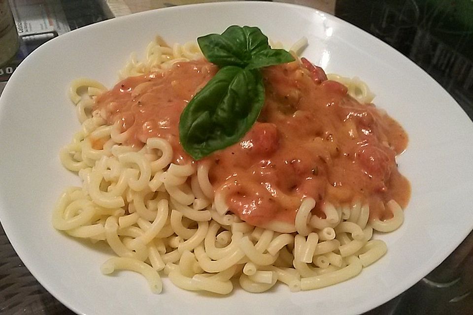 Nudeln in Tomaten - Sahne - Sauce