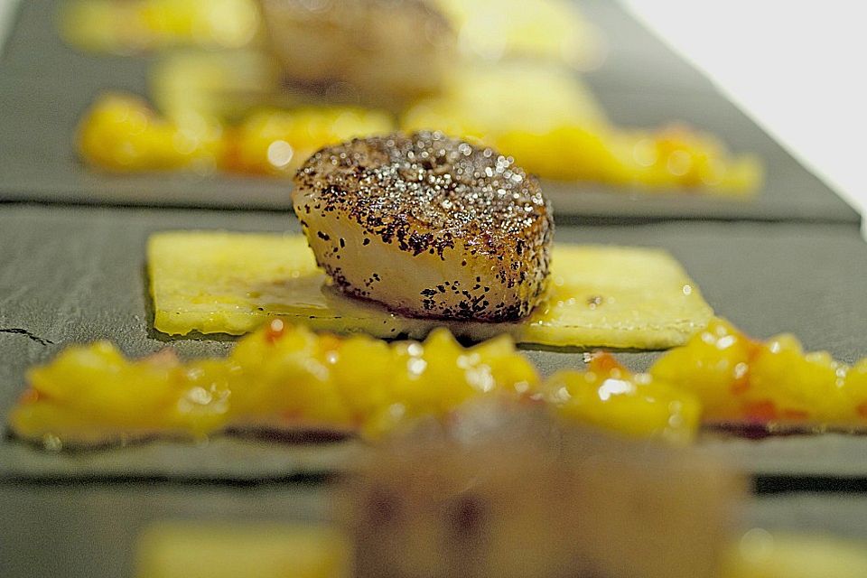 Sumach - Jakobsmuscheln auf karamellisierter Spicy - Ananas