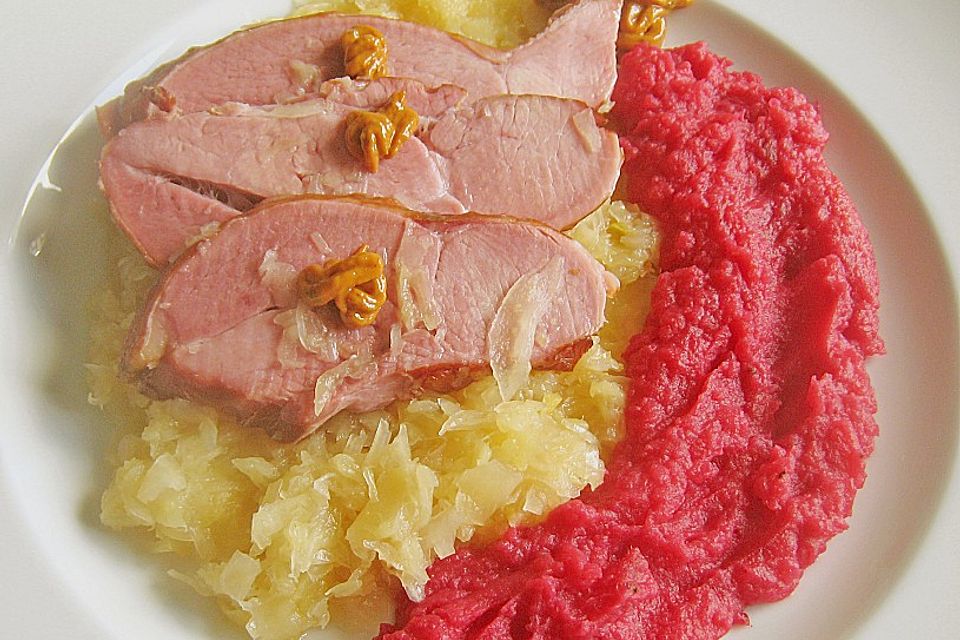 Putenscheiben nach Kasseler Art mit Ananaskraut und rotem Püree