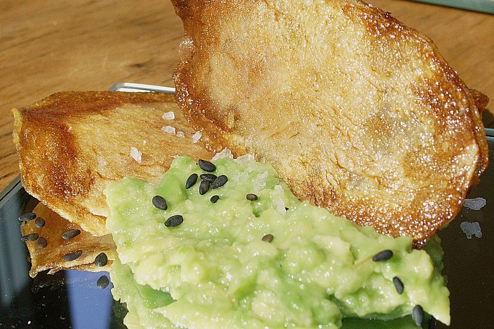 Gefüllte Chips auf Avocado - Creme