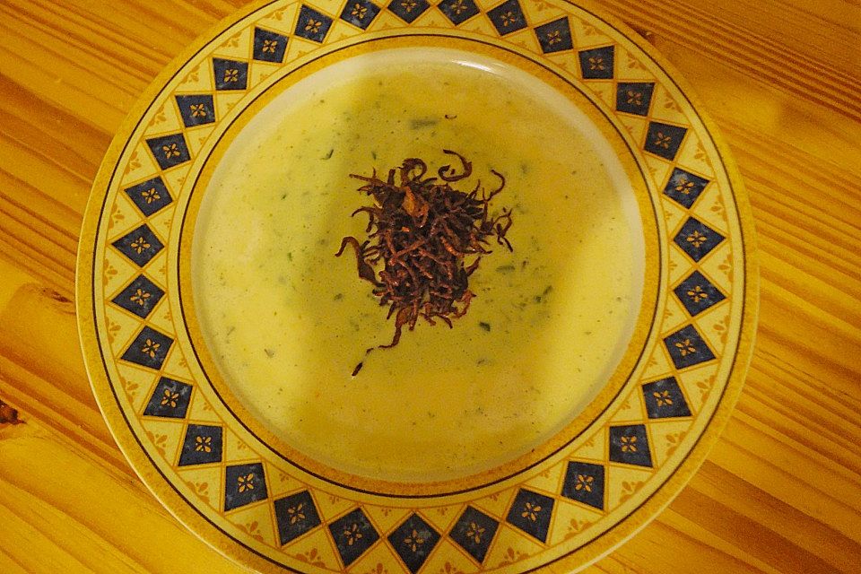 Meerrettichsuppe mit Basilikum - Schaum und frittiertem Blaukraut