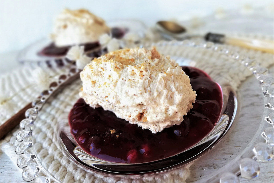 Lebkuchenmousse mit Glühweinsauce