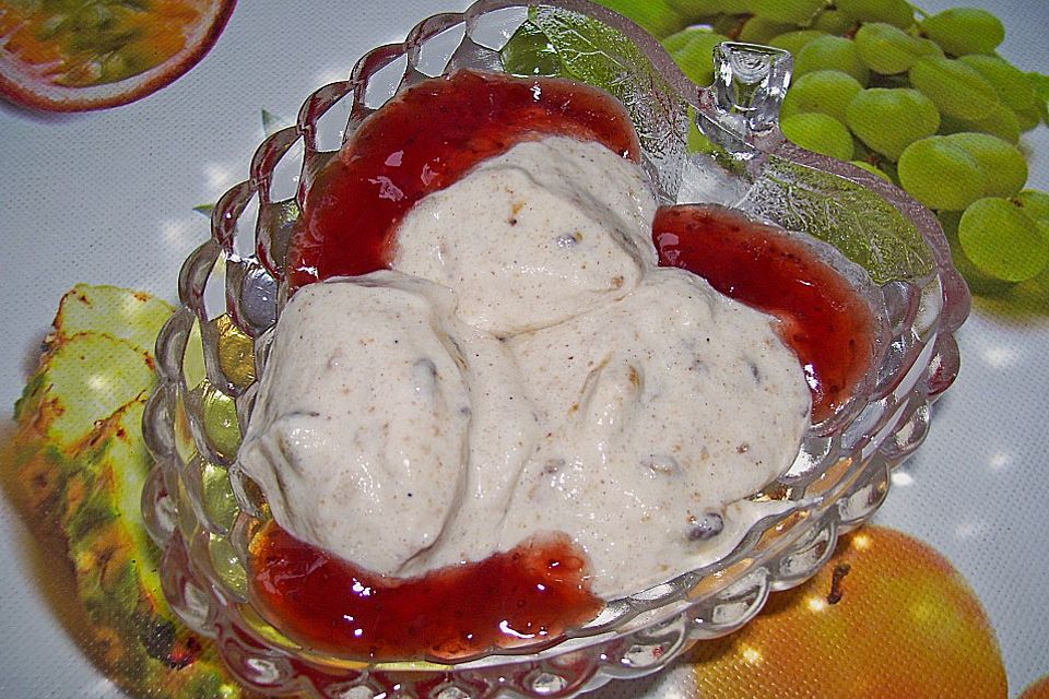 Lebkuchenmousse mit Glühweinsauce