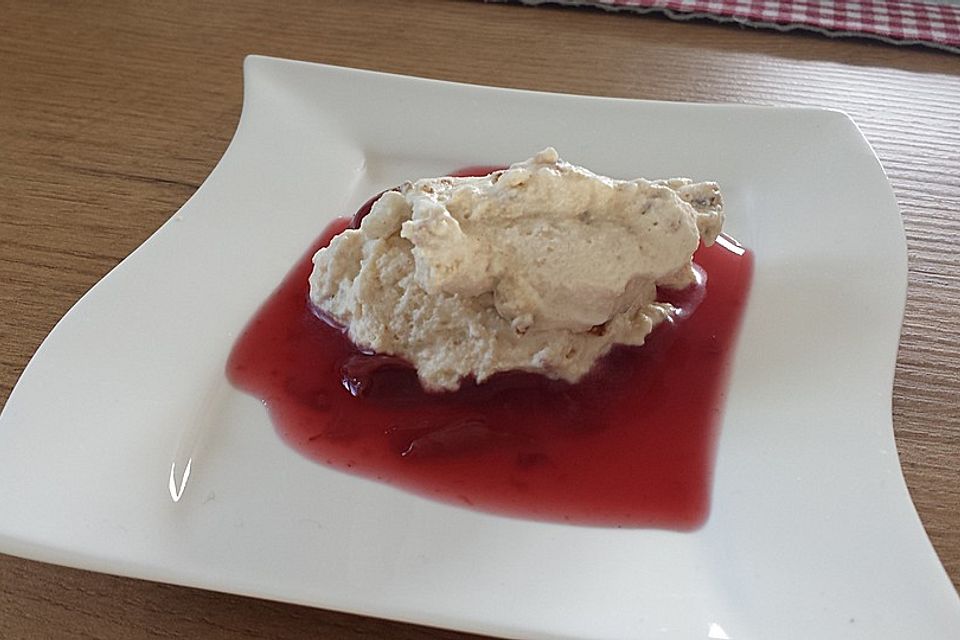 Lebkuchenmousse mit Glühweinsauce