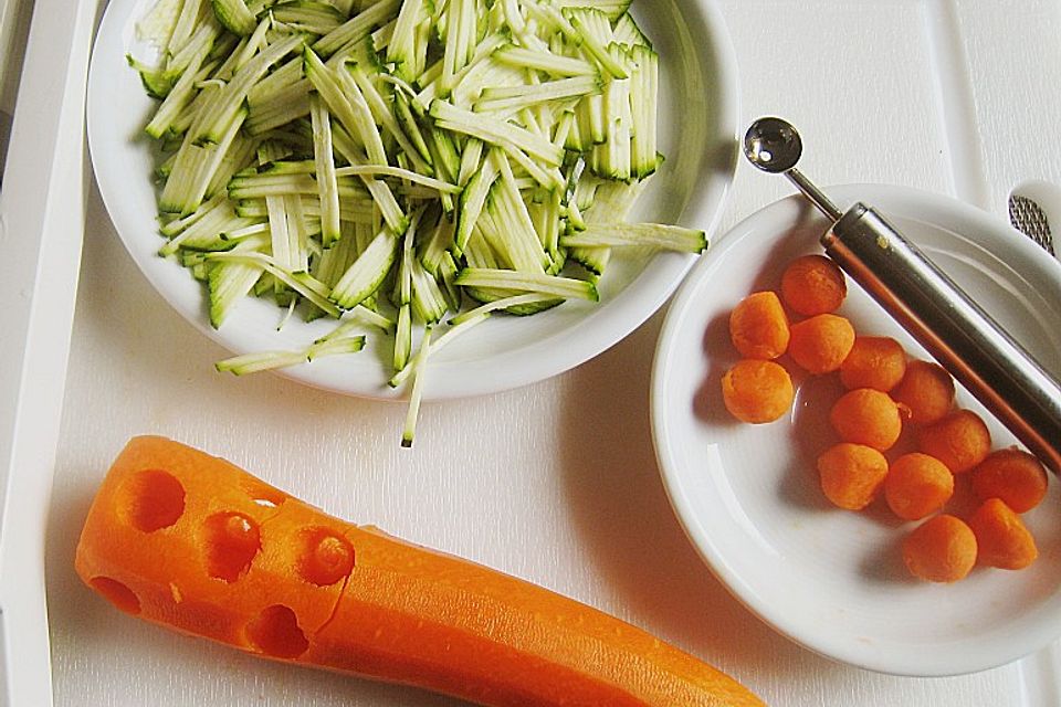 Seeteufelbäckchen und Garnele mit Zucchinijulienne und Möhrenkugeln