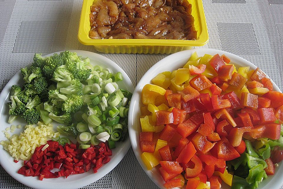 Hähnchenbrustgeschnetzeltes mit Paprika und Brokkoli aus dem Wok