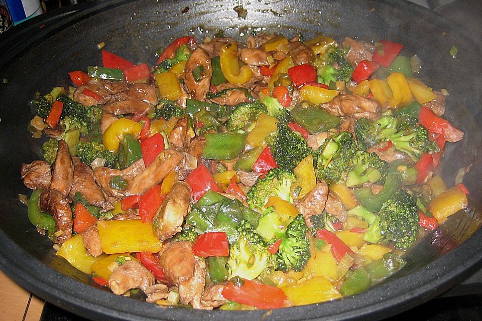 Hähnchenbrustgeschnetzeltes mit Paprika und Brokkoli aus dem Wok