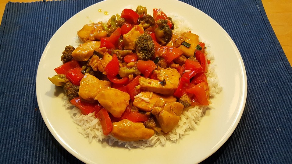 Hähnchenbrustgeschnetzeltes mit Paprika und Brokkoli aus dem Wok von schrat Hähnchenbrustgeschnetzeltes mit Paprika und Brokkoli aus dem Wok von schrat