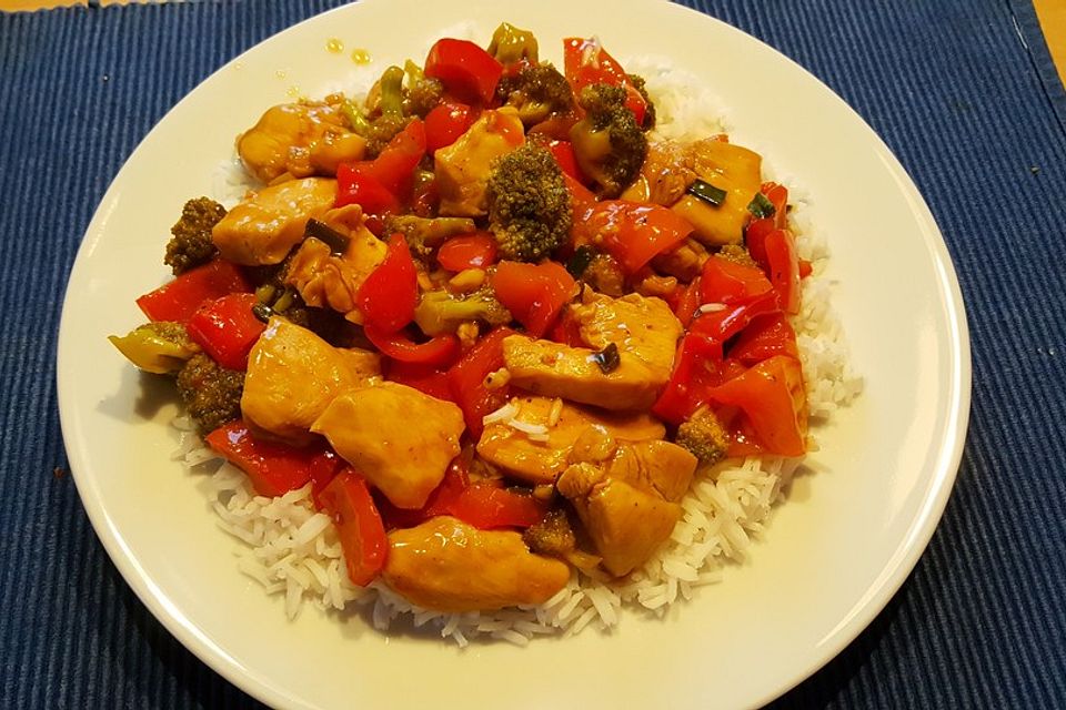 Hähnchenbrustgeschnetzeltes mit Paprika und Brokkoli aus dem Wok