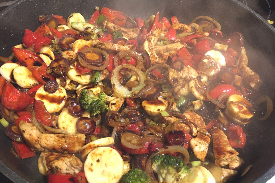 Hähnchenbrustgeschnetzeltes mit Paprika und Brokkoli aus dem Wok