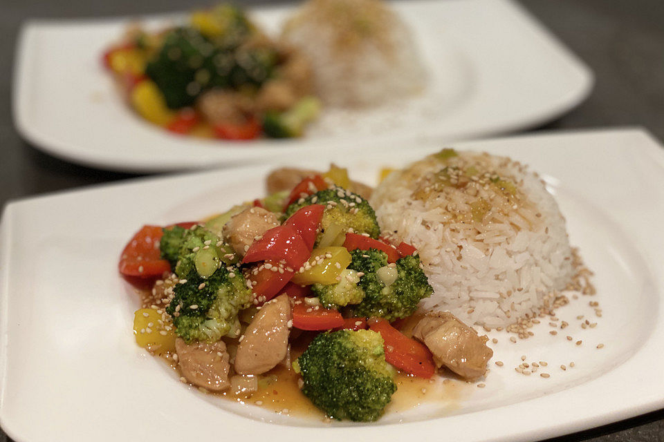 Hähnchenbrustgeschnetzeltes mit Paprika und Brokkoli aus dem Wok