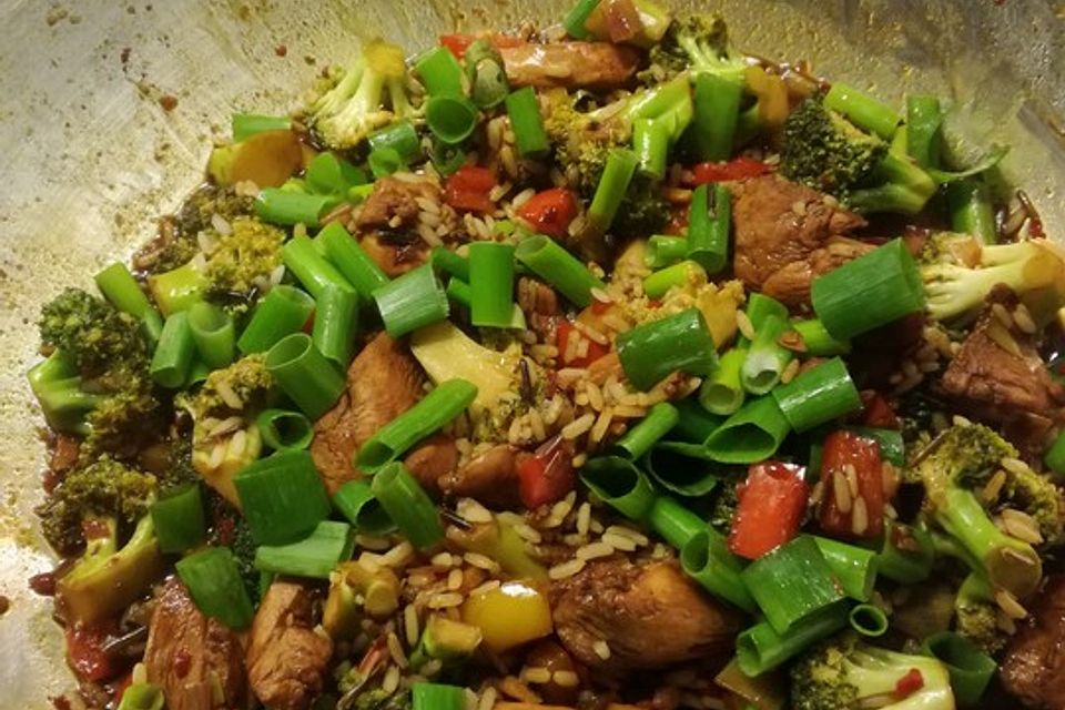 Hähnchenbrustgeschnetzeltes mit Paprika und Brokkoli aus dem Wok