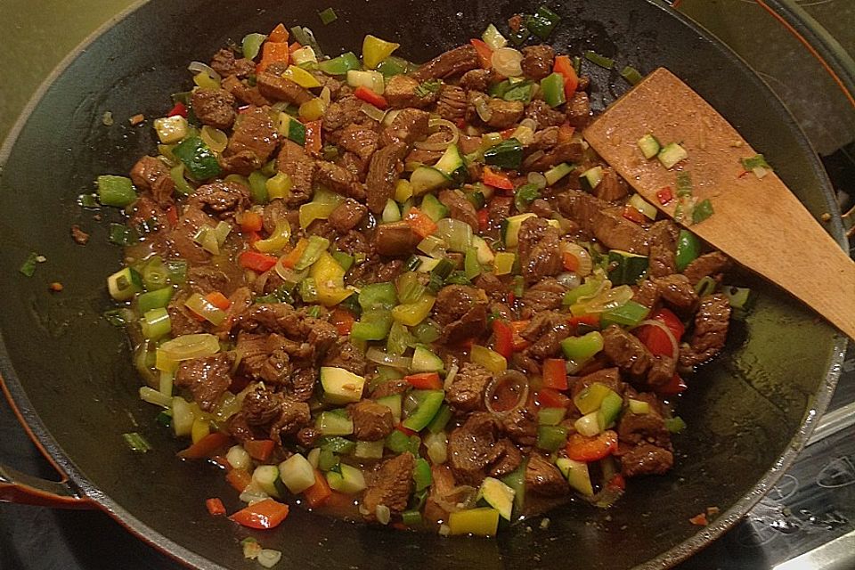 Hähnchenbrustgeschnetzeltes mit Paprika und Brokkoli aus dem Wok