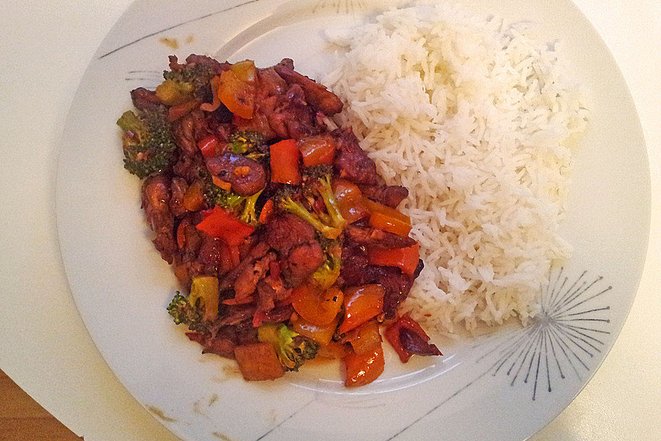 Hähnchenbrustgeschnetzeltes mit Paprika und Brokkoli aus dem Wok