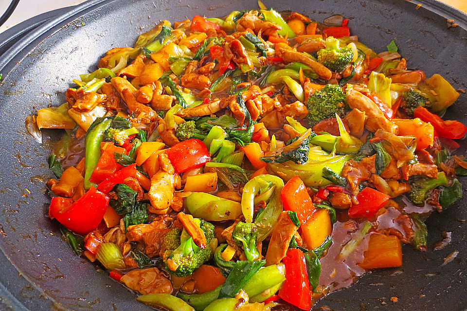 Hähnchenbrustgeschnetzeltes mit Paprika und Brokkoli aus dem Wok