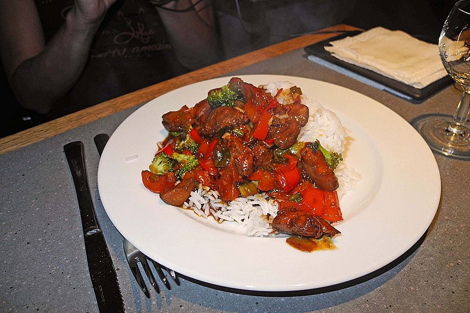 Hähnchenbrustgeschnetzeltes mit Paprika und Brokkoli aus dem Wok