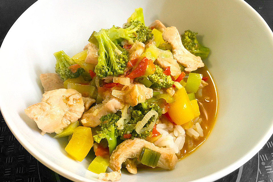 Hähnchenbrustgeschnetzeltes mit Paprika und Brokkoli aus dem Wok