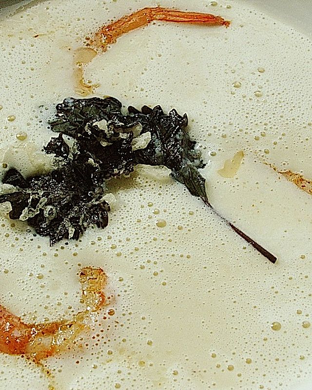 Schaumsuppe vom frischen Knoblauch mit Crevetten und Perilla - Tempura