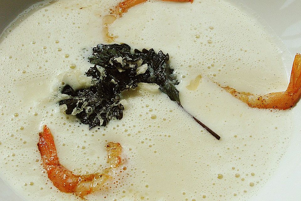 Schaumsuppe vom frischen Knoblauch mit Crevetten und Perilla - Tempura