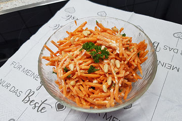 Scharfer Karottensalat mit Joghurt und gerösteten Kernen
