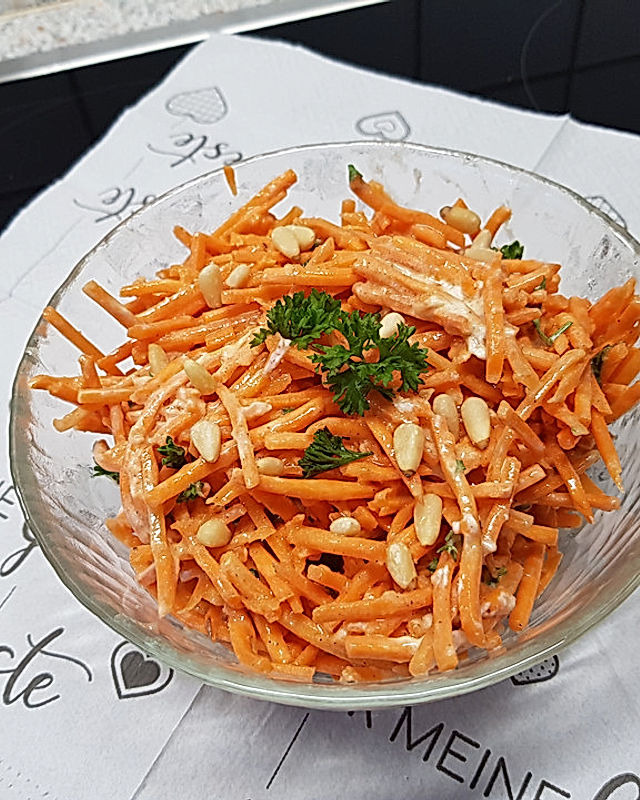 Scharfer Karottensalat mit Joghurt und gerösteten Kernen