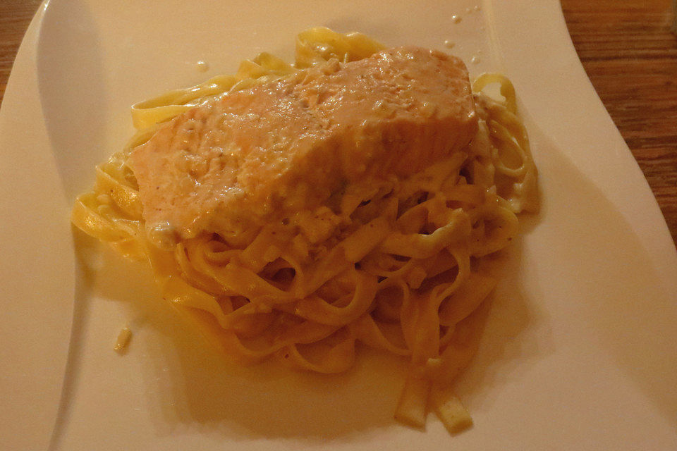 Schnelle Lachs -Tagliatelle