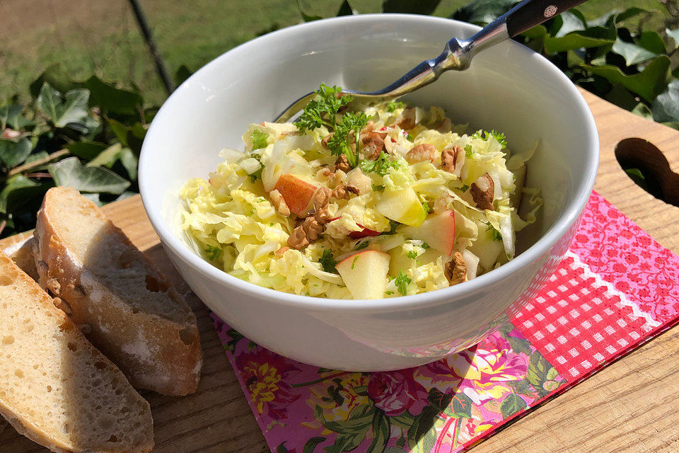 Herbstlicher Salat vom Chinakohl mit Äpfeln und Walnüssen