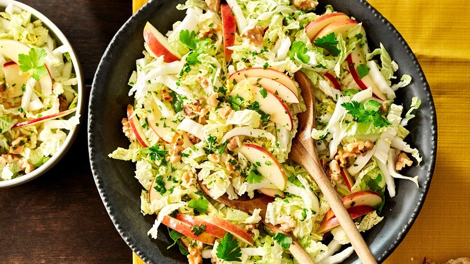 Herbstlicher-Salat-vom-Chinakohl-mit-pfeln-und-Waln-ssen