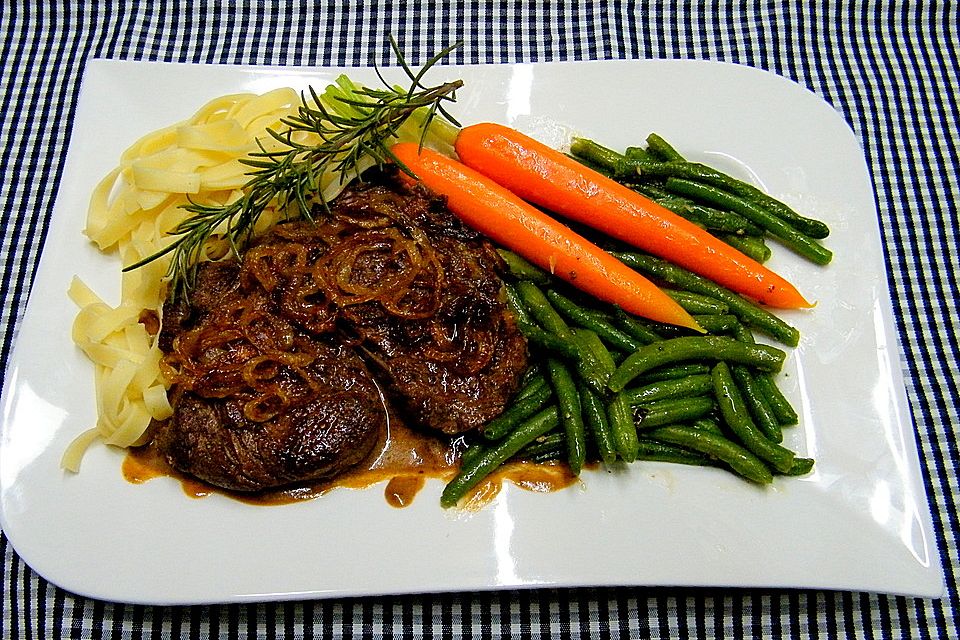 Entrecôte mit frittierten Zwiebelringen an breiten Stangenbohnen und glasierten Möhren