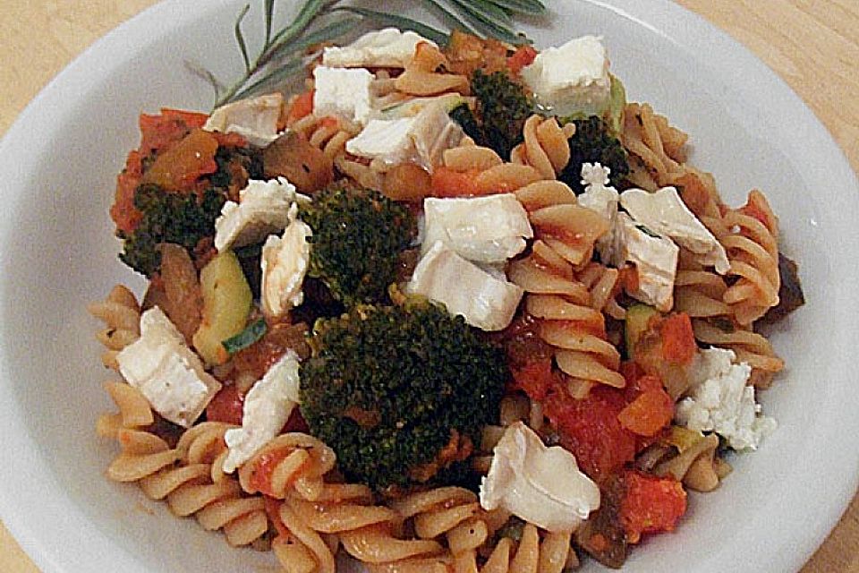 Mediterrane Pasta-Pfanne mit Gemüse und Ziegenkäse