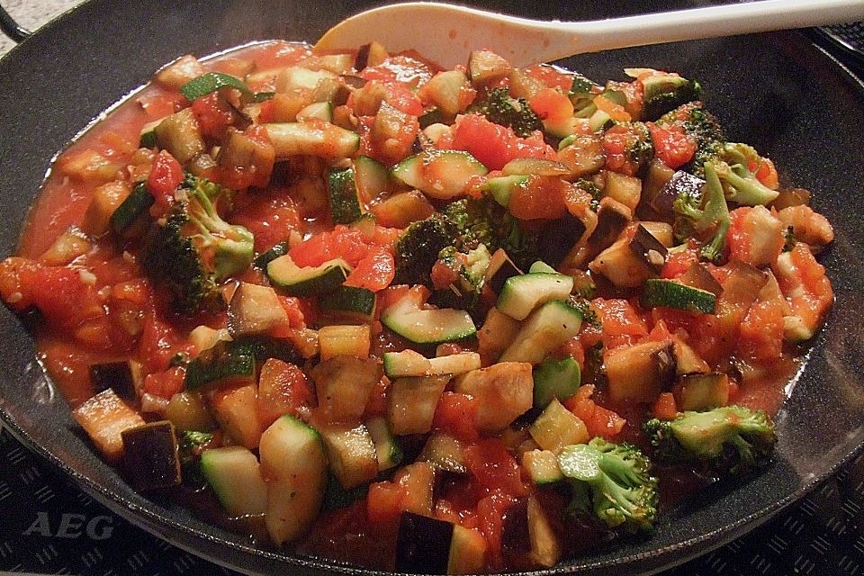 Mediterrane Pasta-Pfanne mit Gemüse und Ziegenkäse