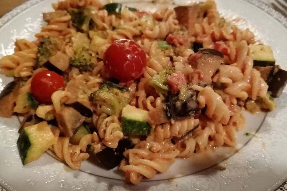 Mediterrane Pasta-Pfanne mit Gemüse und Ziegenkäse