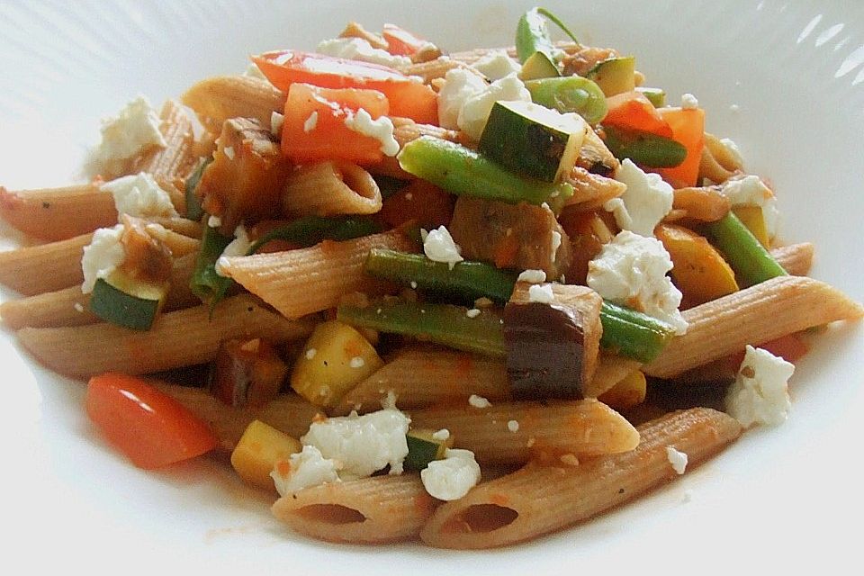 Mediterrane Pasta-Pfanne mit Gemüse und Ziegenkäse