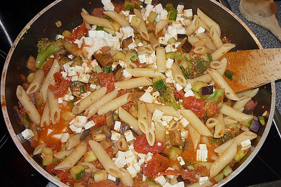 Mediterrane Pasta-Pfanne mit Gemüse und Ziegenkäse