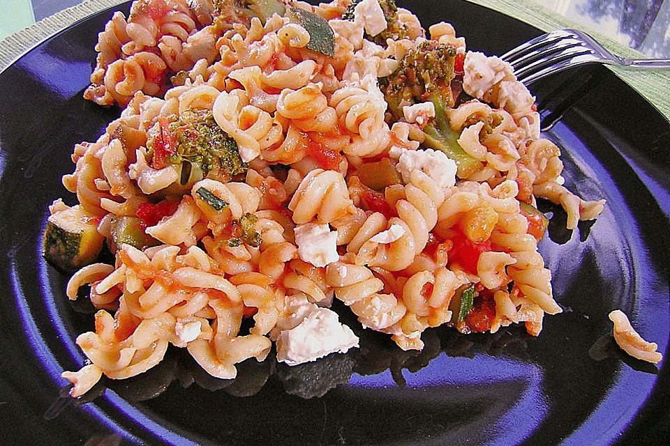 Mediterrane Pasta-Pfanne mit Gemüse und Ziegenkäse