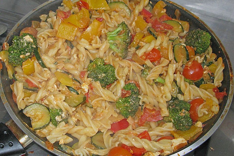 Mediterrane Pasta-Pfanne mit Gemüse und Ziegenkäse