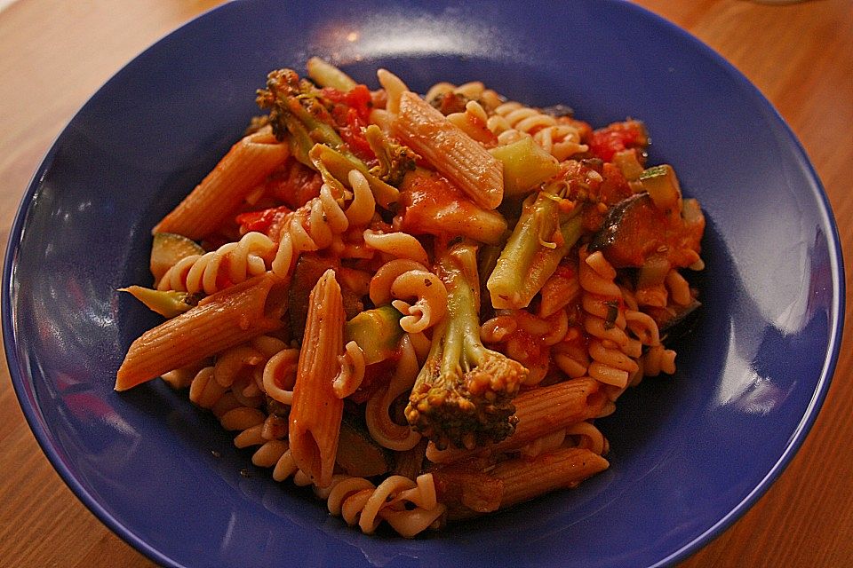 Mediterrane Pasta-Pfanne mit Gemüse und Ziegenkäse