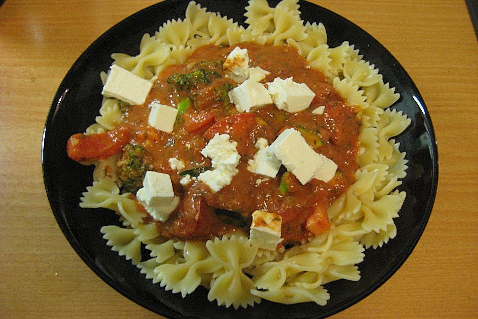 Mediterrane Pasta-Pfanne mit Gemüse und Ziegenkäse