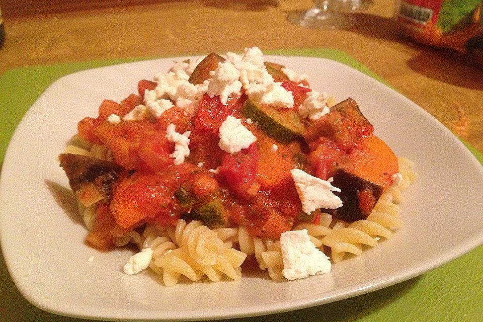 Mediterrane Pasta-Pfanne mit Gemüse und Ziegenkäse