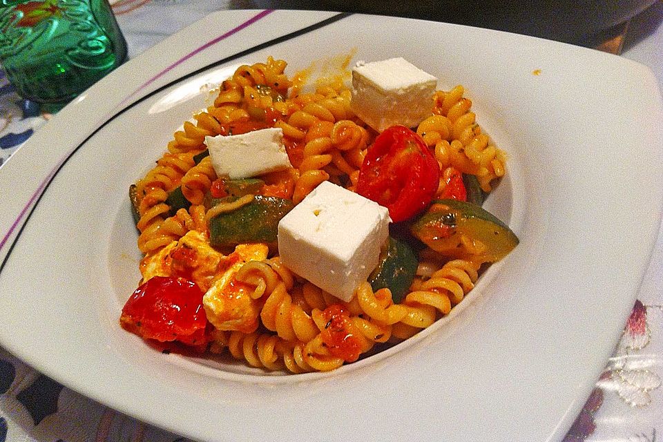 Mediterrane Pasta-Pfanne mit Gemüse und Ziegenkäse