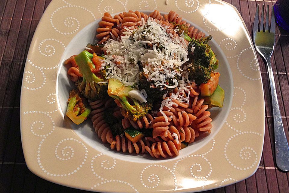 Mediterrane Pasta-Pfanne mit Gemüse und Ziegenkäse