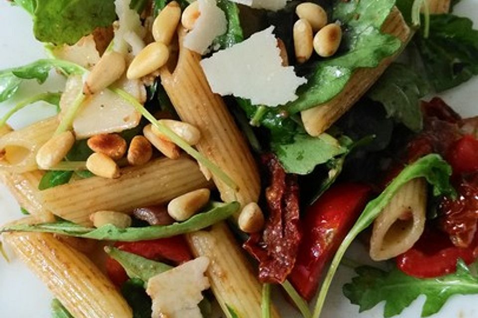 Italienischer Nudelsalat mit Rucola und getrockneten Tomaten