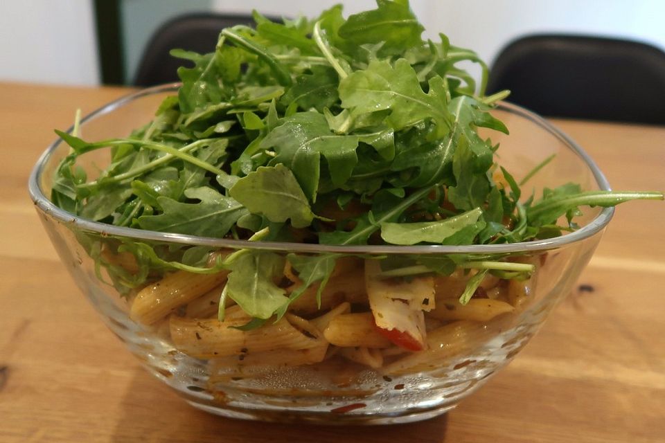 Italienischer Nudelsalat mit Rucola und getrockneten Tomaten