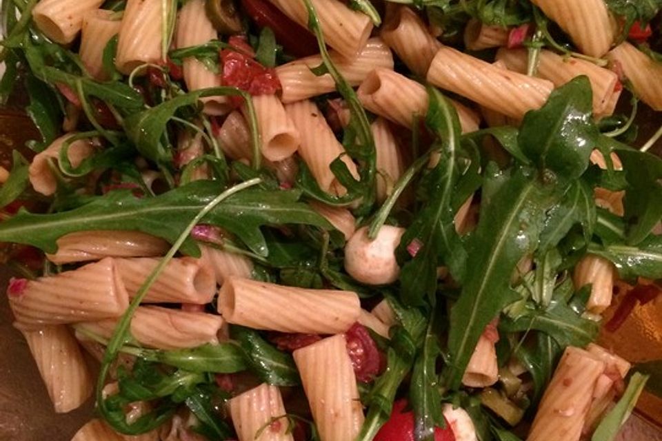 Italienischer Nudelsalat mit Rucola und getrockneten Tomaten