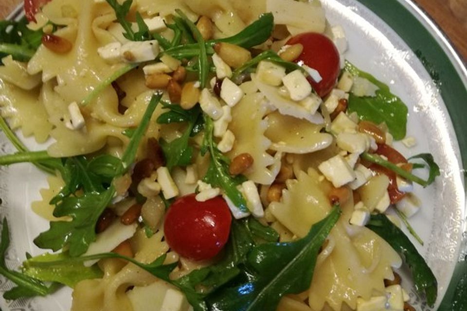 Italienischer Nudelsalat mit Rucola und getrockneten Tomaten