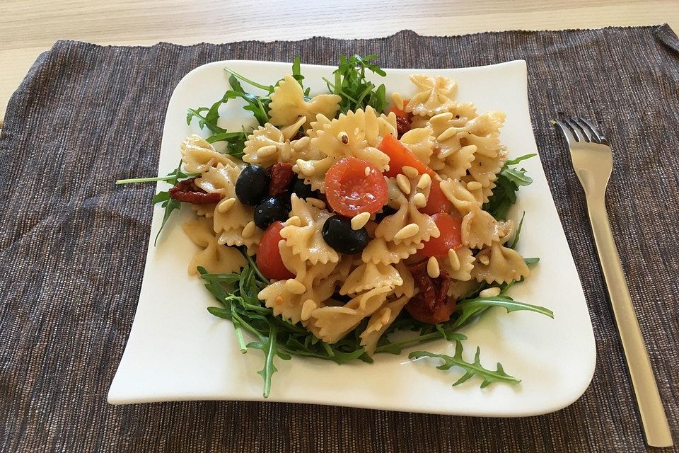 Italienischer Nudelsalat mit Rucola und getrockneten Tomaten