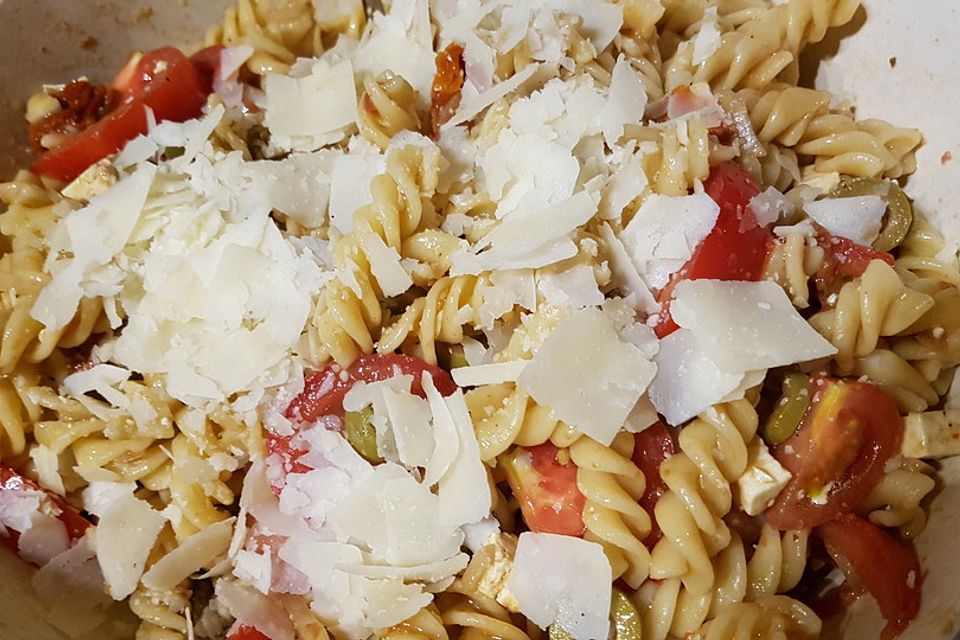 Italienischer Nudelsalat mit Rucola und getrockneten Tomaten