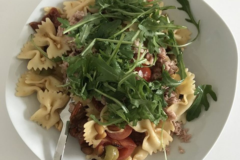 Italienischer Nudelsalat mit Rucola und getrockneten Tomaten