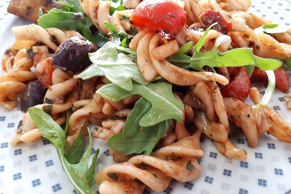 Italienischer Nudelsalat mit Rucola und getrockneten Tomaten